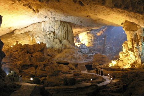 Sung Sot (Surprise) cave, interior