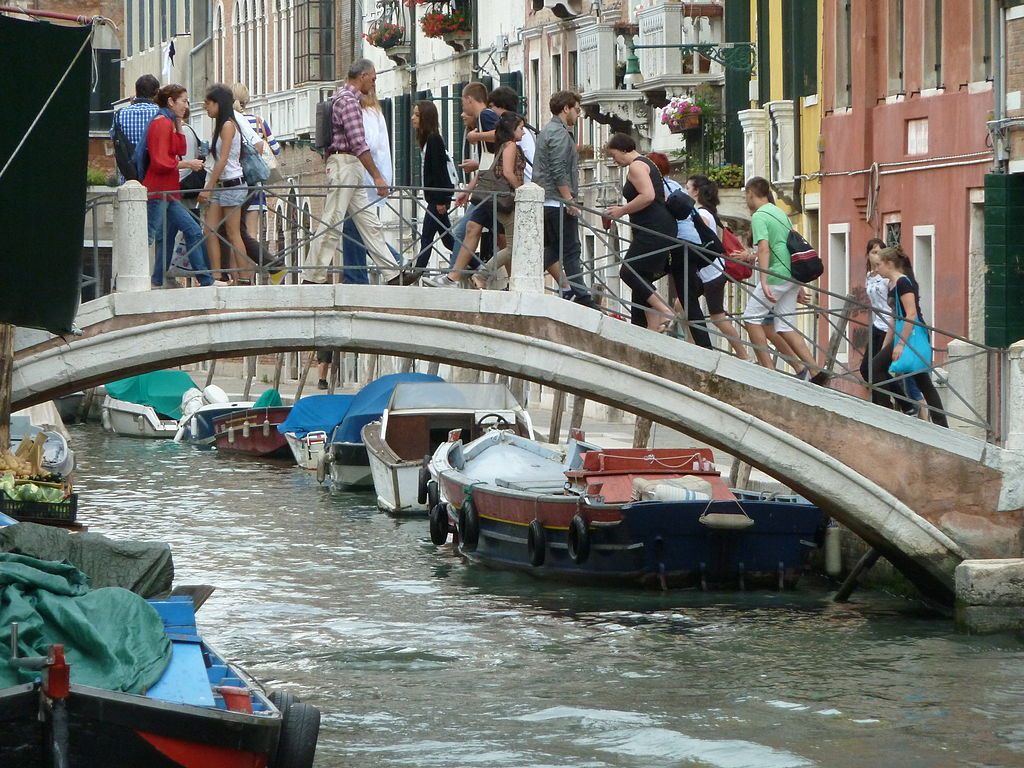 ponte-dei-pugni-bridge-of-fists-venice-italy-atlas-obscura