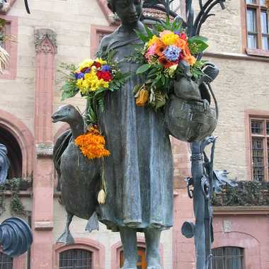 A newly decorated Gänseliesel