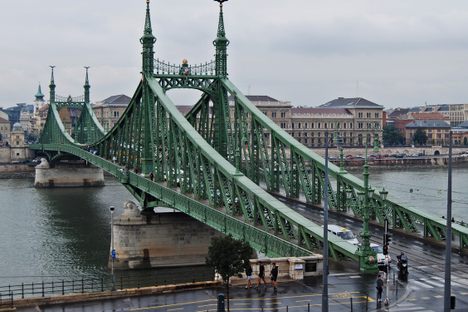 The Liberty Bridge replaced the destroyed Ferenc József Bridge in 1946.