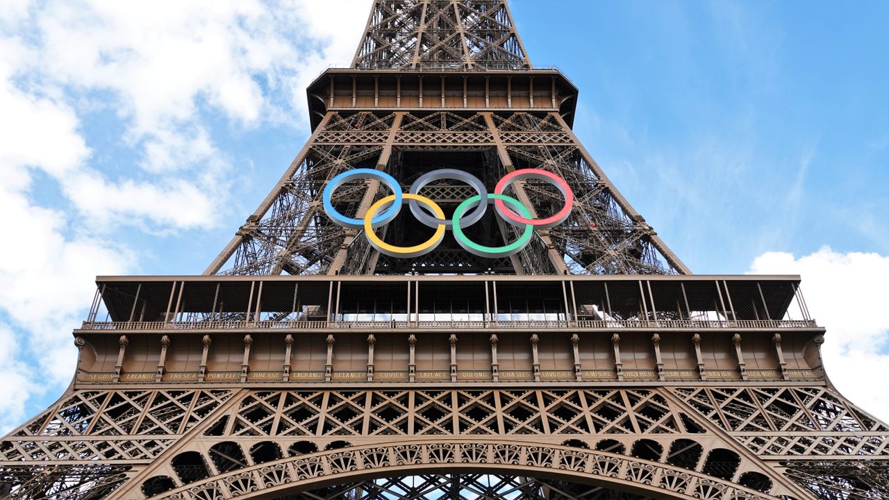 Olympic rings on the Eiffel Tower 2024