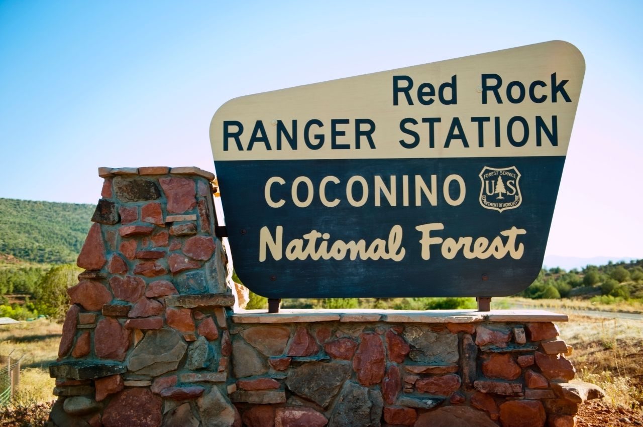 一个米色的口音让游客亚利桑那州的Coconino国家森林知道他们已经达到红色岩石管理站。
