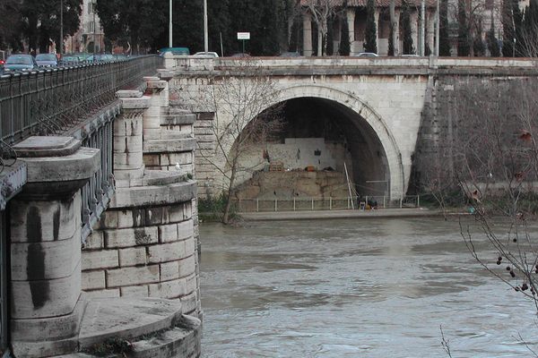 Cloaca Maxima’s outfall is near the Ponte Rotto bridge. 