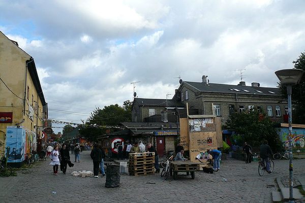 "Pusher Street" in 2007, after eviction of the hash stands. A "no photo sign" remains. The hash stands have since returned. (Wikimedia Commons)