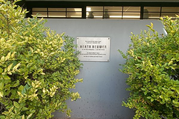 Memorial plaque
