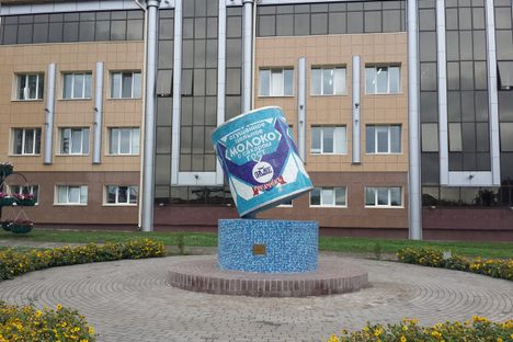 A monument to sgushyonka in Rogachev, Belarus, home to a factory that produces it.