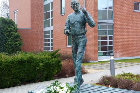 Steve Jobs Memorial Statue 