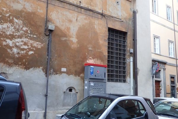 The inscription hidden behind a car