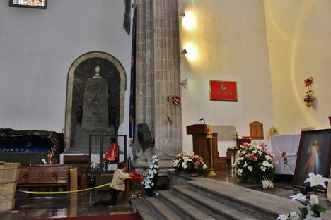 Lateral view of the temple.