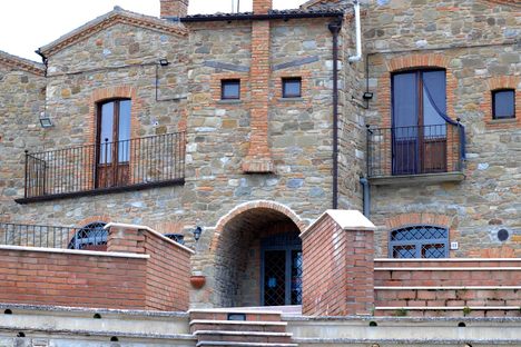This anthropomorphic house in Aliano was rebuilt, following the direction of architect Lodovico Alessandri. It now hosts a pizzeria and rooms for tourists. 