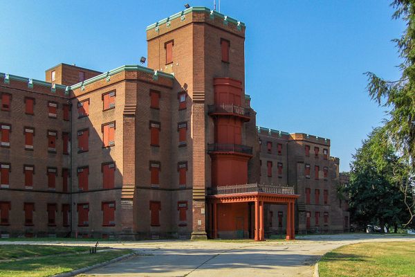 The St. Elizabeths center building on August 2006.