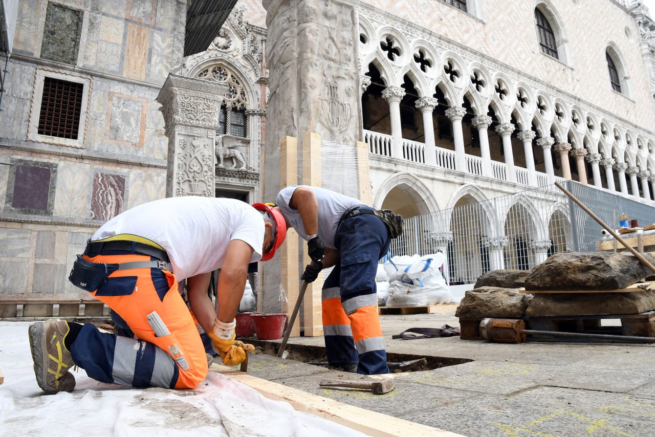 近年来，圣马可广场公共工程的定期挖掘工作发现了许多人类墓葬。