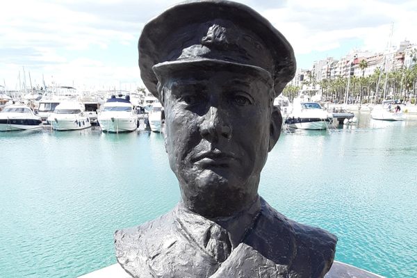 The Archibald Dickson memorial.