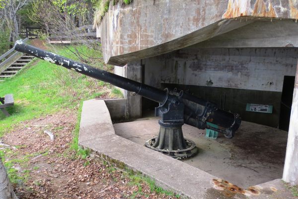 One of the two remaining QF 4.7-inch B Mark IV guns at Fort Péninsule. 