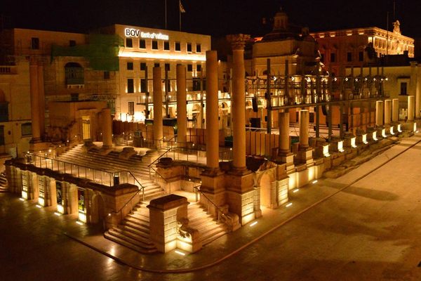 The exterior of Pjazza Teatru Rjal at night.