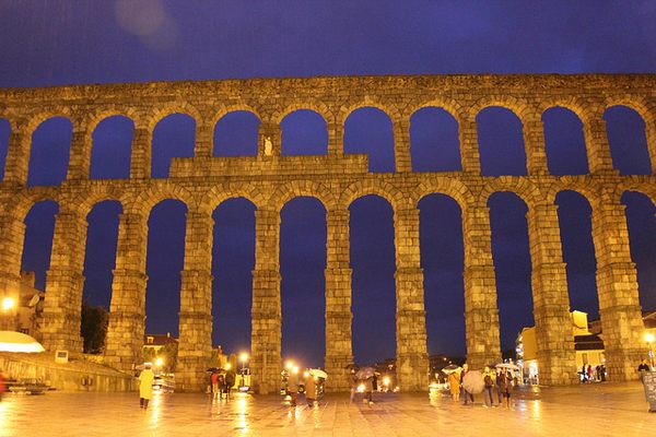 The aqueduct at night. 