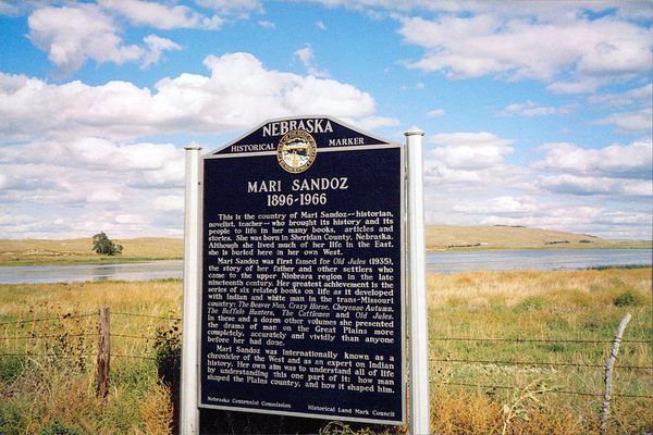 The gravesite sign dedicated to Mari Sandoz.