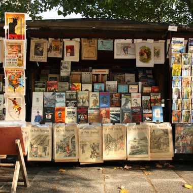 The Bouquinistes sell vintage postcards and posters, too.