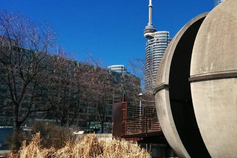 This scenic park on the shores of Lake Ontario is open 24/7.