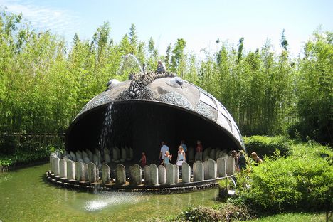 Inside the giant whale fountain (Flickr/Jorden rundt og hjem igen)