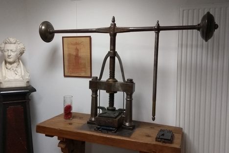 A bust of Xavier Jouvin and his invention, the "iron hand."