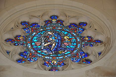 Stained-glass window depicting Washington at prayer.