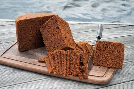 Slices of fresh hverabrauð.