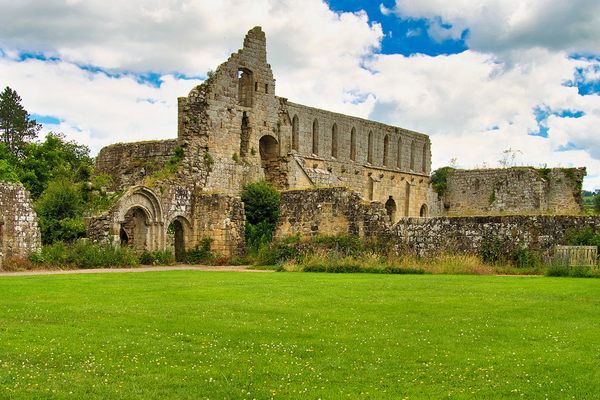 The ruins of the nearby Jerveuix Abbey from where the screen was taken.