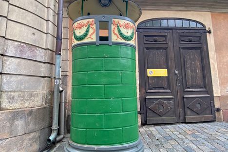 Källargränd urinoar