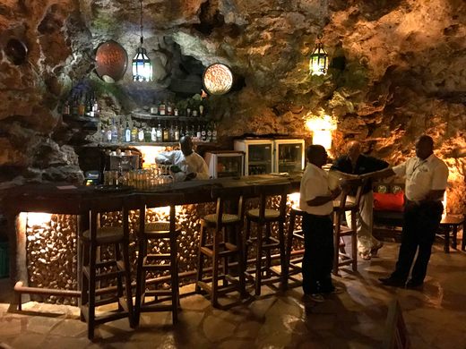 Ali Barbour's Cave Restaurant – Diani Beach, Kenya - Gastro Obscura