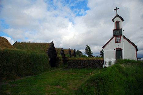The nearby turf houses of Keldur. 