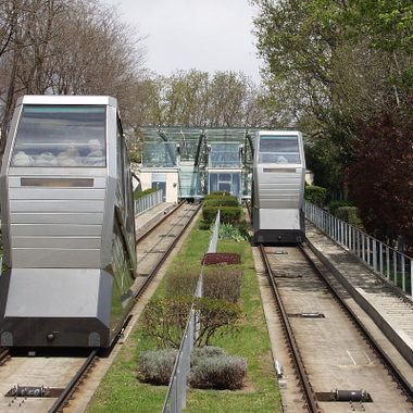 The funicular as it operates in Montmartre today.