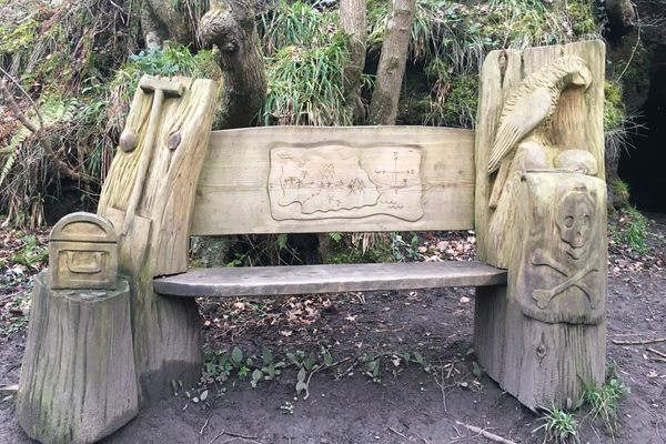 The carved bench.