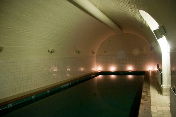 The vault and pool of Storkyrkobadet.