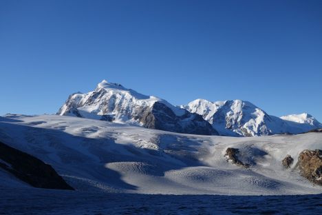 Only at very high altitudes, such as in the Monte Rosa area (southern Valais), did some of the large amounts of winter snow survive the summer.