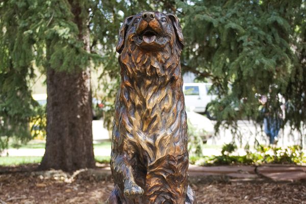 A bronze statue of Annie the Railroad Dog.