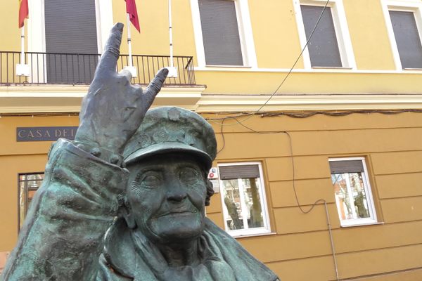 Detail of the bust.
