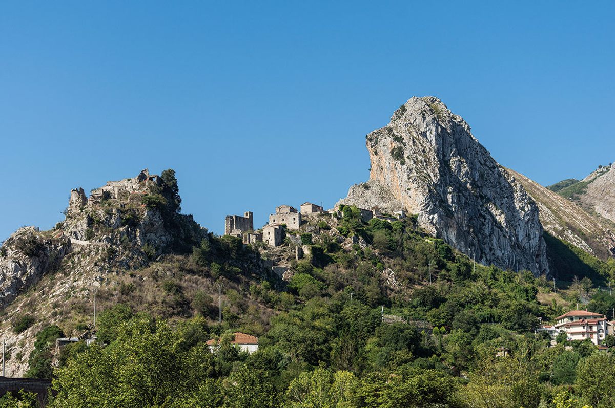 The town occupies a deeply strategic location overlooking the Mingardo Valley.