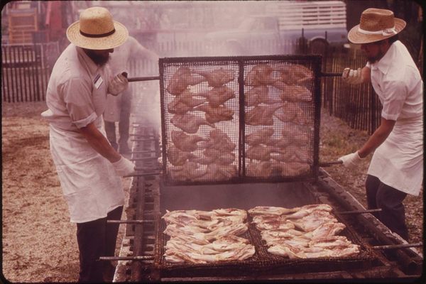 1973鸡烧烤消防部门筹集资金。