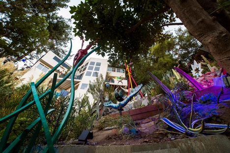 In the daytime, it's easy to see how the design of Dr. Gordon's home influences his garden, and vice versa. 
