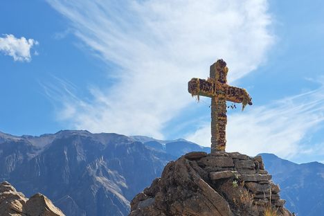 The "Cruz de Cóndor" which gives the name of the viewpoint.