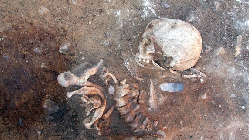 A Maп Bυried Upright, 7,000 Years Ago - NEWS