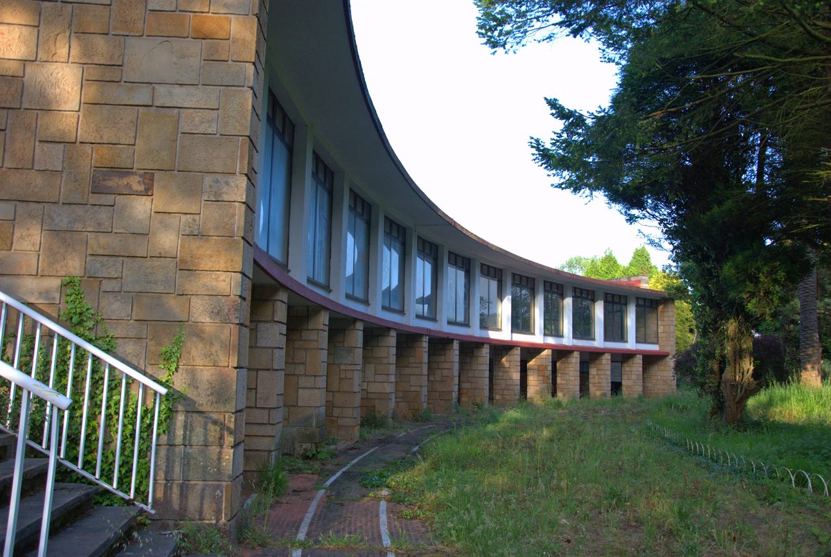 Aunque el complejo, incluida esta cafetería, fue diseñado por los conocidos hermanos Somolinos, el gobierno regional no tomó ninguna medida para preservar los edificios.