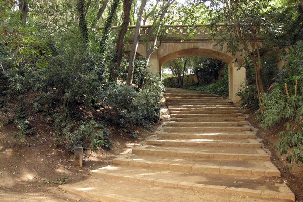 Sand and stone steps leading down into the gardens.