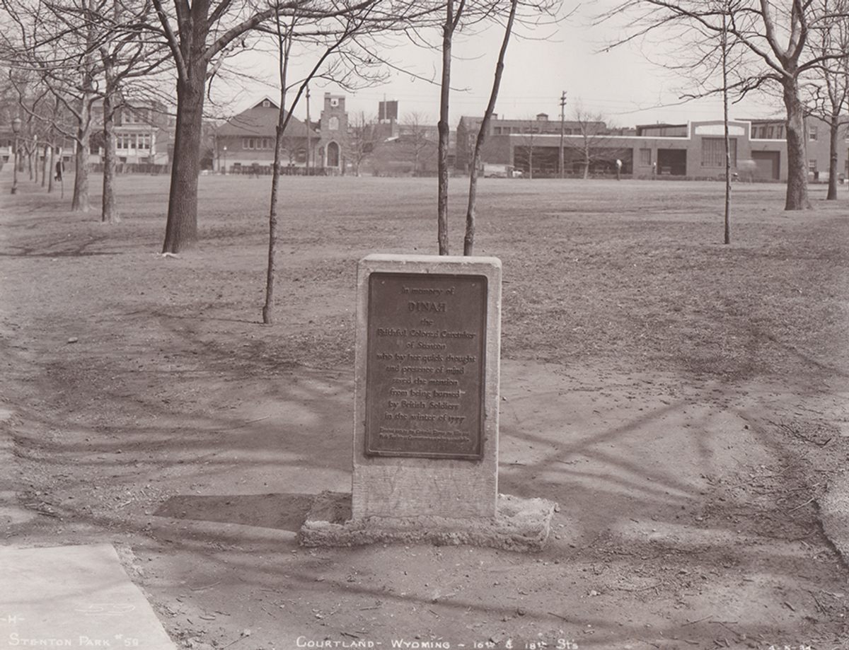 The original memorial for Dinah, shown in 1934.