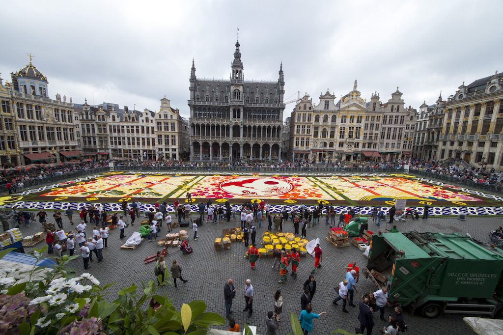 After: the square becomes a box of flowers.