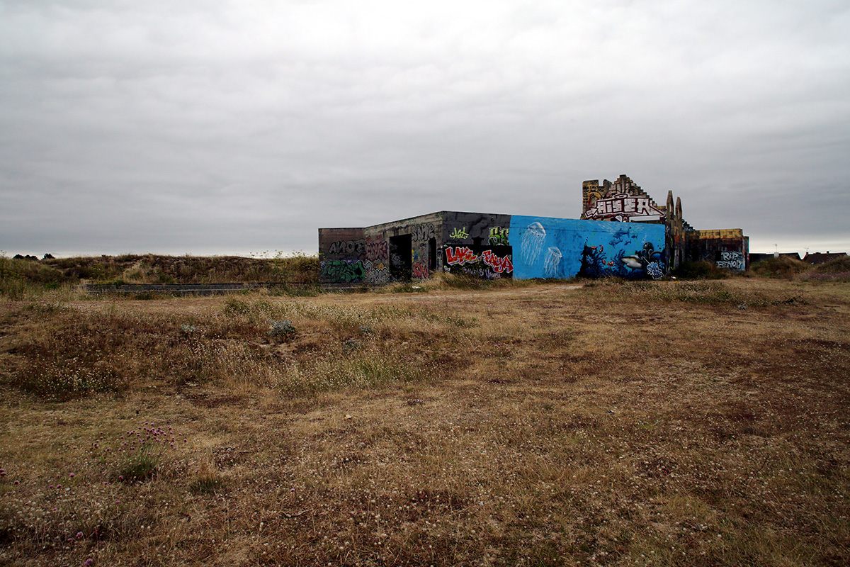 Ruins of the hotel-club in Pirou-Plage. 