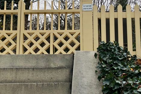 “Chien Bizzare” sign at the “Shunned House”