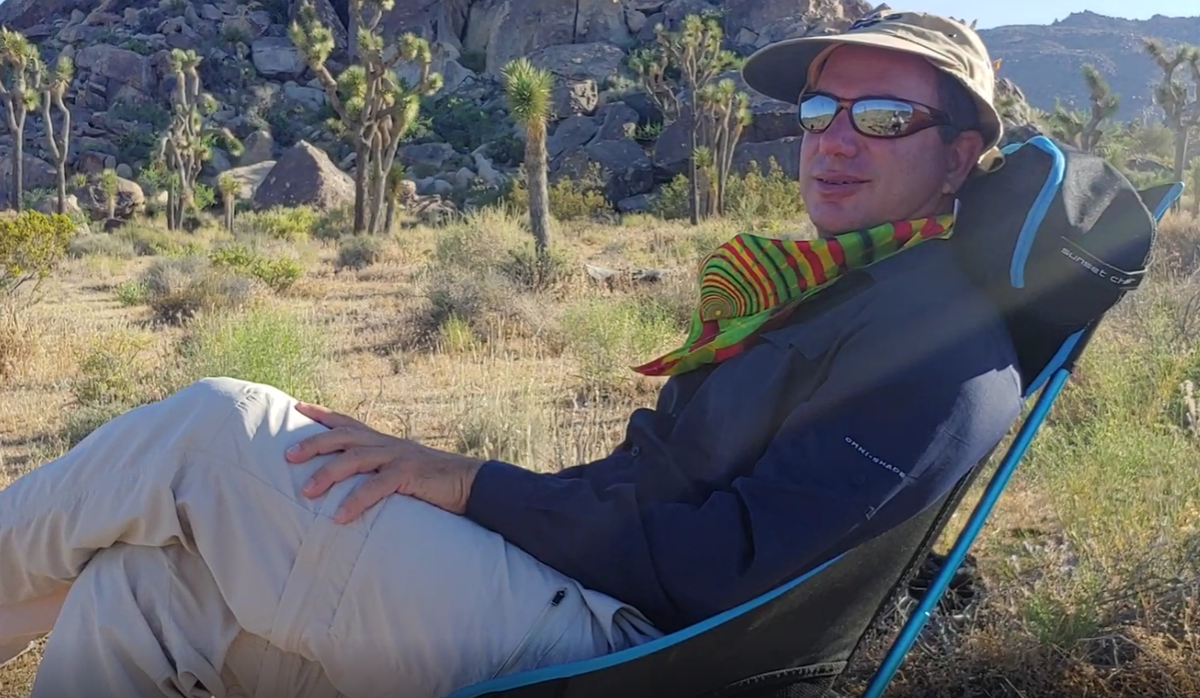 El período sentado más largo de Silk hasta la fecha se produjo en junio de 2020, cuando cortó 14 horas y 27 minutos en una silla en el Parque Nacional Joshua Tree en California.