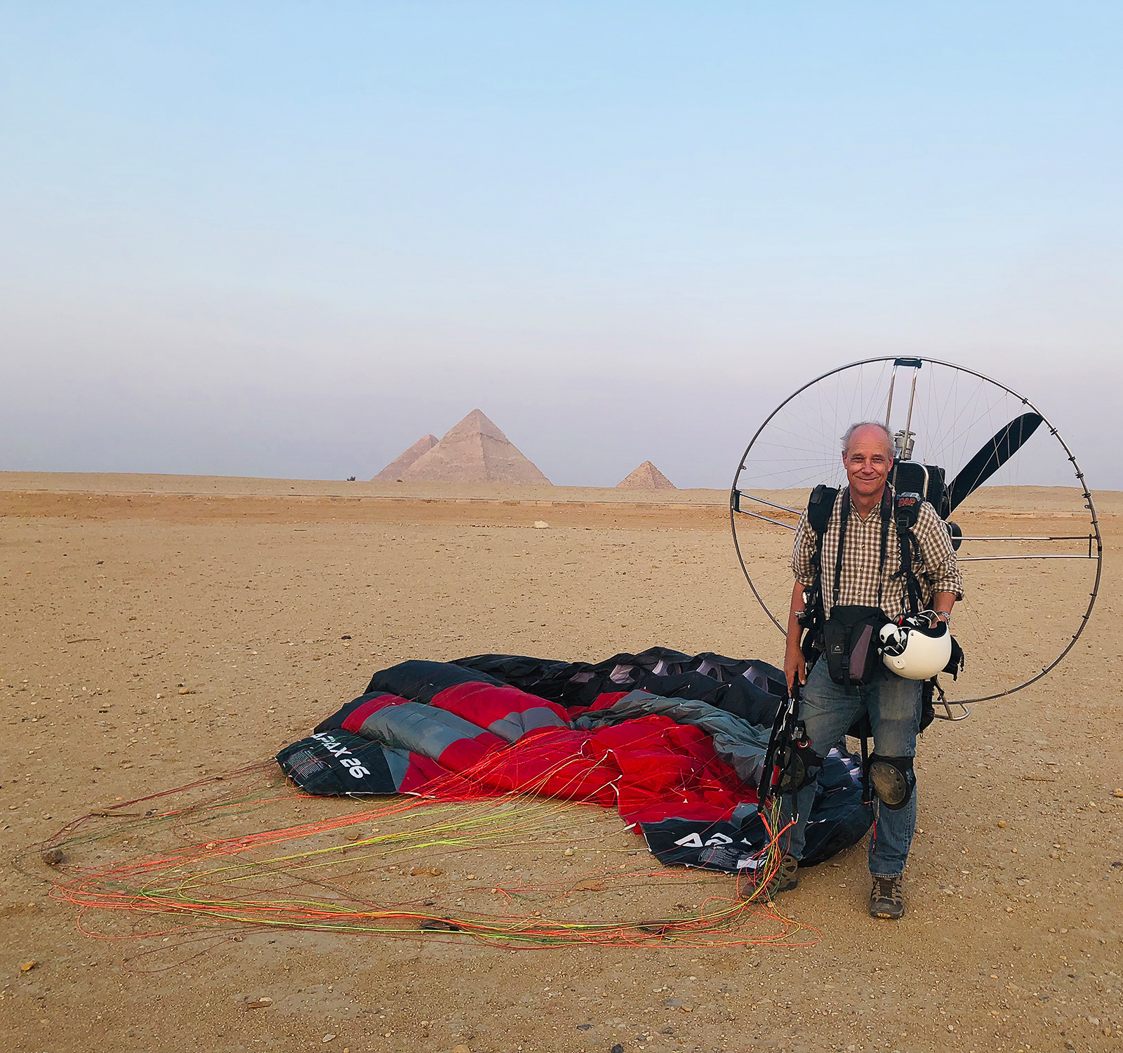 Steinmetz with his motorized paraglider in Giza, Egypt.